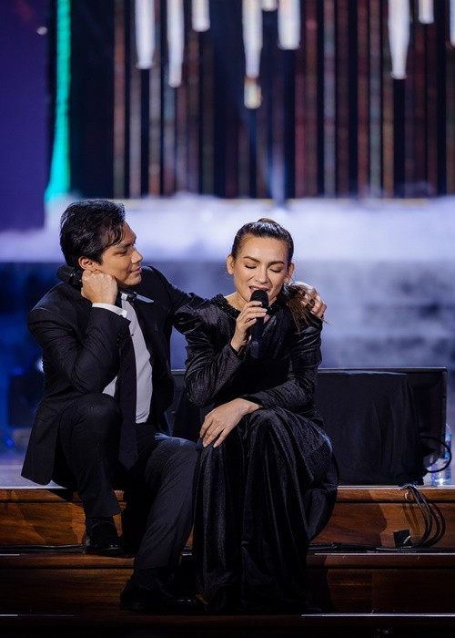 Trên sân khấu, Phi Nhung - Mạnh Quỳnh diễn xuất tình tứ và thân thiết ở đời thường nên vướng nghi vấn tình cảm. Tuy nhiên, cả hai phủ nhận chuyện hẹn hò. Ảnh: PLO