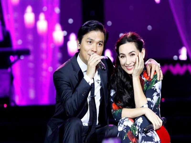 Mạnh Quỳnh cho biết, Phi Nhung là một người rất chịu khó, yêu nghề. Còn Phi Nhung thừa nhận Mạnh Quỳnh hiền lành. Khi hát với anh thì cô không phải lo quên lời hay sai nhịp bởi kiểu gì Mạnh Quỳnh cũng đỡ ngay. Ảnh: Đại đoàn kết