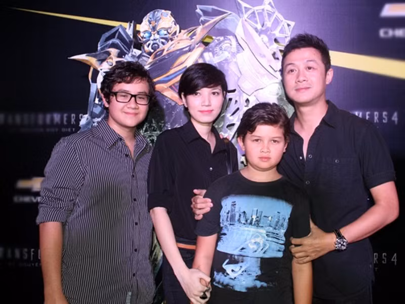 Hồng Nhung từng xuất hiện thân thiết bên hai con riêng của Anh Tuấn. Ảnh: Tiền Phong