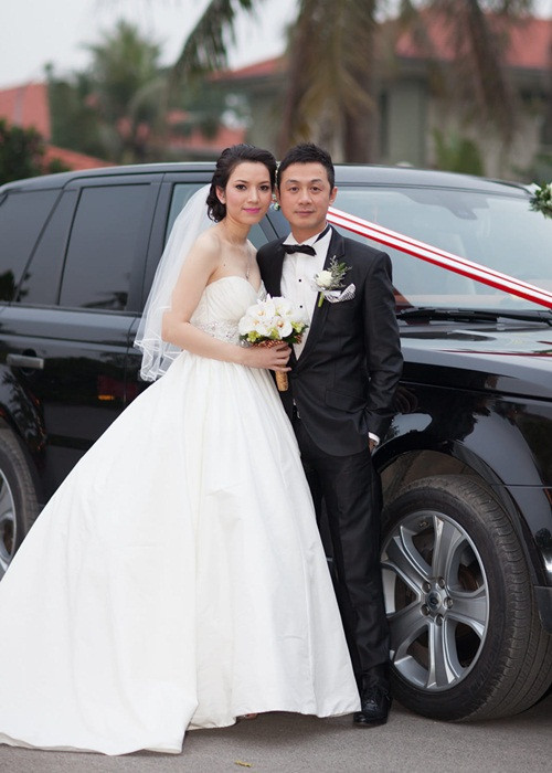 MC Anh Tuấn từng có cuộc hôn nhân 10 năm với một người phụ nữ mang quốc tịch Australia tên Lisa. Năm 2013, nam MC tái hôn với Hồng Nhung.