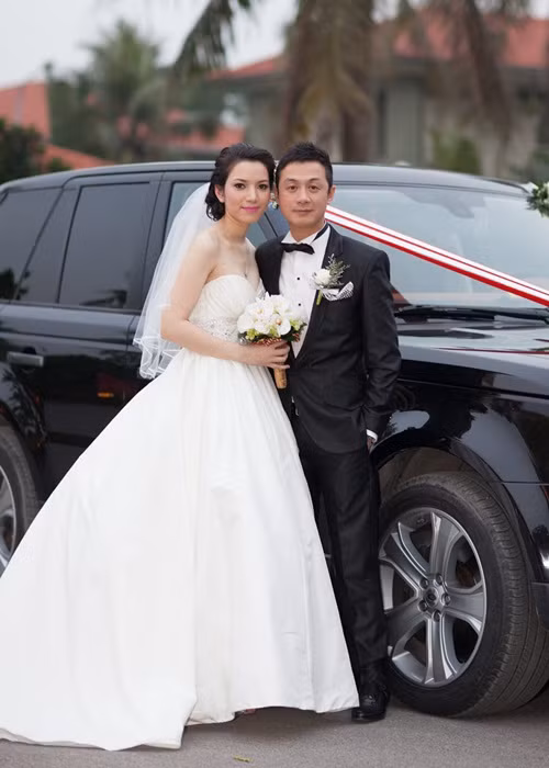 MC Anh Tuấn từng có cuộc hôn nhân 10 năm với một người phụ nữ mang quốc tịch Australia tên Lisa. Năm 2013, nam MC tái hôn với Hồng Nhung.