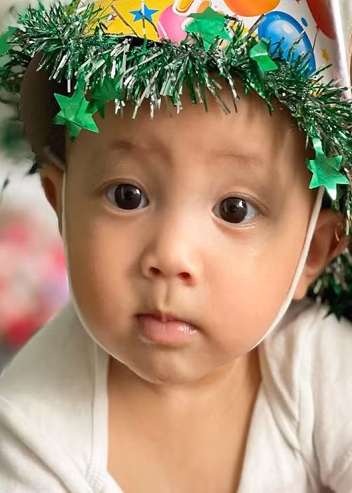 Trong khi bé Leon tinh nghịch, bé Lisa có phần điềm tĩnh hơn.