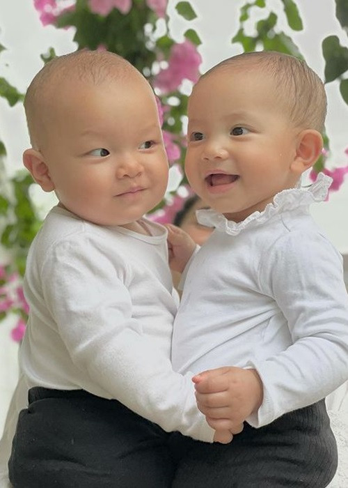 Hồ Ngọc Hà và Kim Lý cho cặp song sinh đóng quảng cáo từ khi còn nhỏ. Nữ ca sĩ lý giải việc cho các con đóng quảng cáo sớm cũng là cách để các bé thêm dạn dĩ hơn trong cuộc sống.