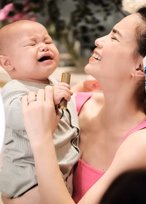 Hà Hồ còn chia sẻ, con trai làm gì trông cũng hài hước.
