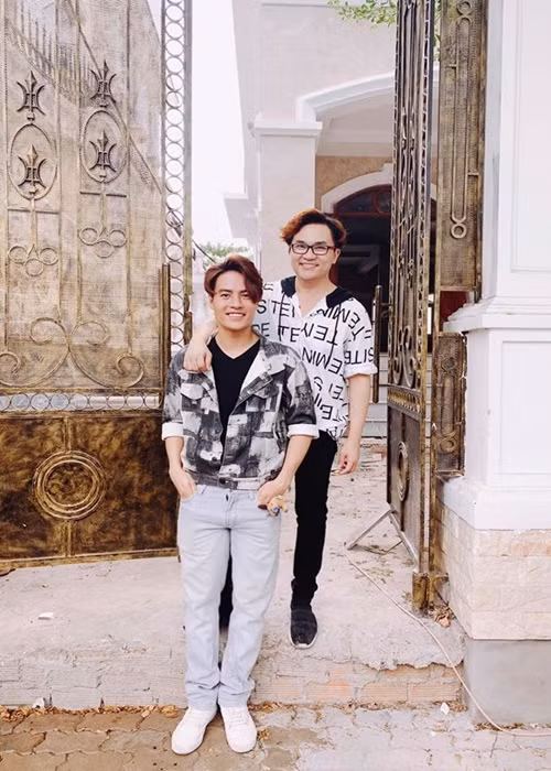 Mối quan hệ giữa Đại Nghĩa và Tấn Phát luôn nhận được sự quan tâm của dư luận. Cả hai từng cùng làm MC. Trong các chương trình Tấn Phát tham gia, Đại Nghĩa thường xuyên hỗ trợ. Ngoài ra, Đại Nghĩa và Tấn Phát không ít lần bị phát hiện mặc đồ đôi, cùng đi du lịch, thậm chí bị nghi ở chung nhà.