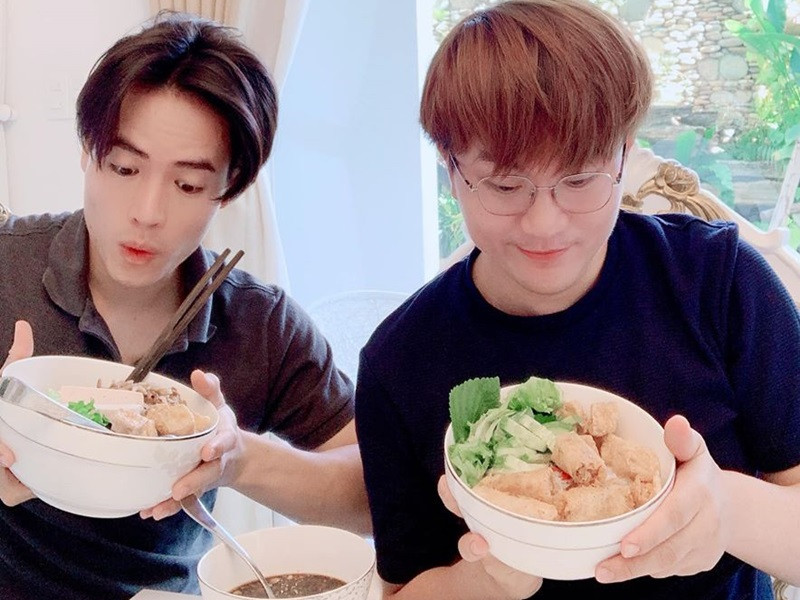 Trong cuộc phỏng vấn với iOne, Tấn Phát cho biết, khi vướng tin đồn tình cảm, anh và Đại Nghĩa xin lỗi lẫn nhau. “Chúng tôi nói rằng, nếu cả hai lỡ làm điều gì đó khiến người kia bị nói ra nói vào, gây ảnh hưởng đến hình ảnh, sự nghiệp của đối phương thì cho bản thân mỗi người tự xin lỗi. Vì quá thân thiết, hiểu nhau nên sau những tin đồn, mối quan hệ của chúng tôi vẫn bình thường chứ không bị ảnh hưởng”, Tấn Phát cho hay.