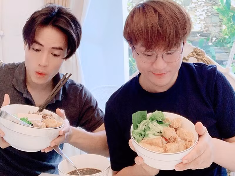 Trong cuộc phỏng vấn với iOne, Tấn Phát cho biết, khi vướng tin đồn tình cảm, anh và Đại Nghĩa xin lỗi lẫn nhau. “Chúng tôi nói rằng, nếu cả hai lỡ làm điều gì đó khiến người kia bị nói ra nói vào, gây ảnh hưởng đến hình ảnh, sự nghiệp của đối phương thì cho bản thân mỗi người tự xin lỗi. Vì quá thân thiết, hiểu nhau nên sau những tin đồn, mối quan hệ của chúng tôi vẫn bình thường chứ không bị ảnh hưởng”, Tấn Phát cho hay.