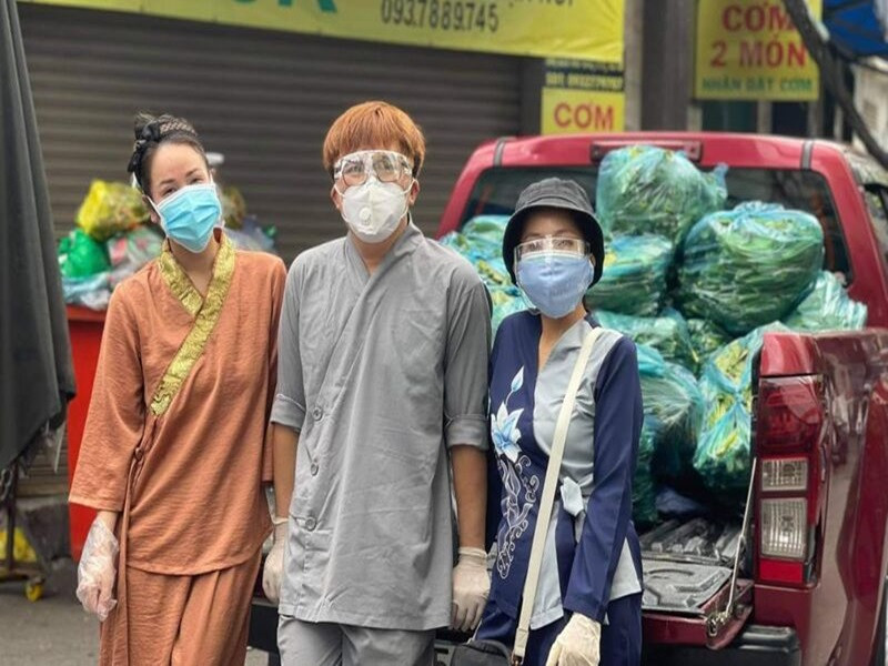 Mới đây, Đại Nghĩa chia sẻ, anh chưa bao giờ sử dụng tiền từ tài khoản từ thiện vào bất cứ mục đích khác. Trong các chuyến từ thiện, chi phí đi lại, ăn ở và phát sinh trao thêm đều do nam MC tự bỏ tiền túi đóng góp. Ngoài ra, thường đầu tháng, Đại Nghĩa sao kê số tiền của tháng trước. Nếu tháng nào bận rộn mà không kịp làm, vài tháng sau, anh sẽ sao kê để cập nhật cho mạnh thường quân. Nam MC chỉ sử dụng một tài khoản duy nhất để làm từ thiện.