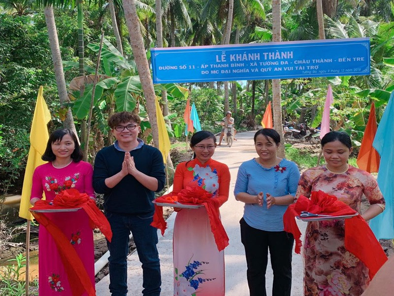 Đại Nghĩa rất chăm chỉ làm thiện nguyện. Anh thường xuyên trích tiền riêng của mình vào tài khoản từ thiện do anh điều hành để đi xây cầu, xây nhà, làm đường, tặng gạo, mổ mắt miễn phí cho người nghèo.