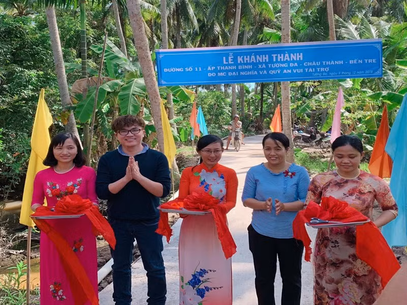 Đại Nghĩa rất chăm chỉ làm thiện nguyện. Anh thường xuyên trích tiền riêng của mình vào tài khoản từ thiện do anh điều hành để đi xây cầu, xây nhà, làm đường, tặng gạo, mổ mắt miễn phí cho người nghèo.