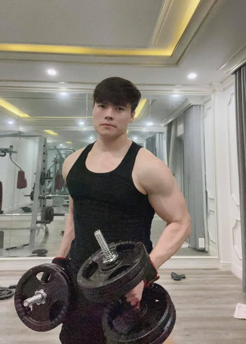 Tấn Phát sở hữu vẻ ngoài điển trai với body săn chắc.