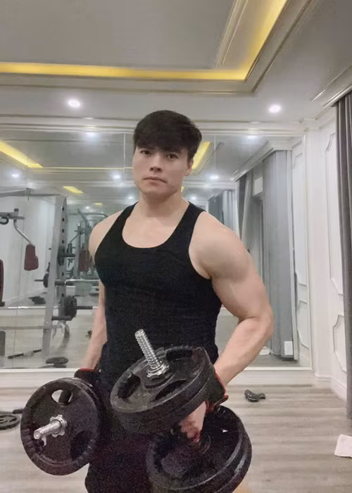 Tấn Phát sở hữu vẻ ngoài điển trai với body săn chắc.