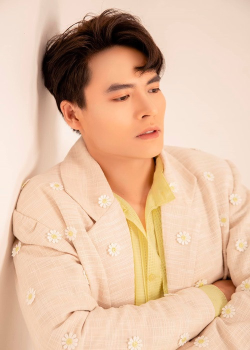 So với Đại Nghĩa, Tấn Phát được ít khán giả biết đến hơn. Nam diễn viên sinh năm 1995, tốt nghiệp Đại học Sân khấu Điện ảnh TP.HCM năm 2016. Anh từng giành danh hiệu Quán quân Cười xuyên Việt 2017, quán quân Cặp đôi hài hước cùng Akira Phan năm 2018. Ngoài tham gia gameshow, Tấn Phát còn hợp tác với đàn anh, bạn bè trong nghề sản xuất những sản phẩm online, web-drama.