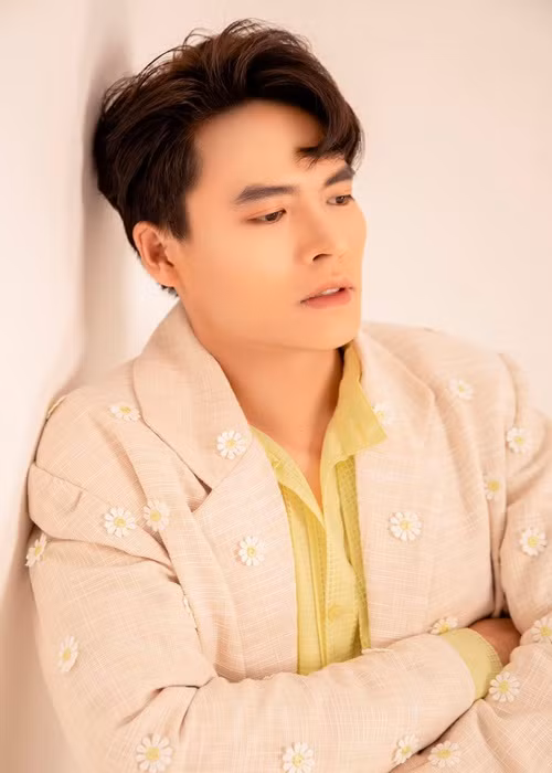 So với Đại Nghĩa, Tấn Phát được ít khán giả biết đến hơn. Nam diễn viên sinh năm 1995, tốt nghiệp Đại học Sân khấu Điện ảnh TP.HCM năm 2016. Anh từng giành danh hiệu Quán quân Cười xuyên Việt 2017, quán quân Cặp đôi hài hước cùng Akira Phan năm 2018. Ngoài tham gia gameshow, Tấn Phát còn hợp tác với đàn anh, bạn bè trong nghề sản xuất những sản phẩm online, web-drama.