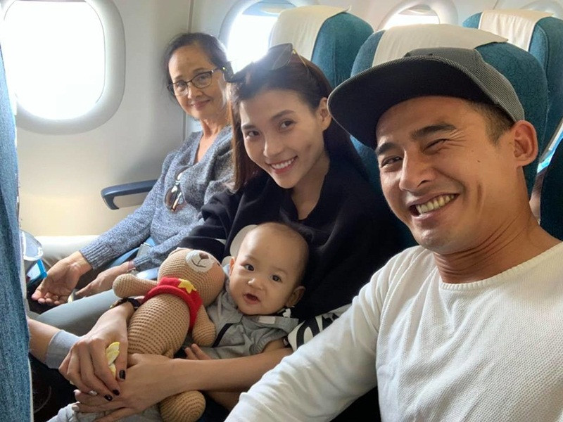 Trên trang cá nhân, Thúy Diễm vừa dành lời có cánh cho mẹ chồng. Cô viết: “Tôi có một người mẹ thứ 2 thật sự từ khi lấy chồng. Người phụ nữ chuẩn Việt Nam chăm chồng, chăm con, chăm cháu. Nhờ thế mà mới có 1 diễn viên Thúy Diễm đầy năng lượng của hiện tại, máu lửa với nghề. Vì một tay cô ấy bảo bọc chăm sóc Bảo Bảo từ lúc còn đỏ hỏn trên tay đến tận bây giờ. Mẹ đi đâu cũng kệ, nội thì luôn phải xà nẹo mới chịu ngủ, chịu ăn nha. Tôi là một người may mắn. Cám ơn mẹ”.