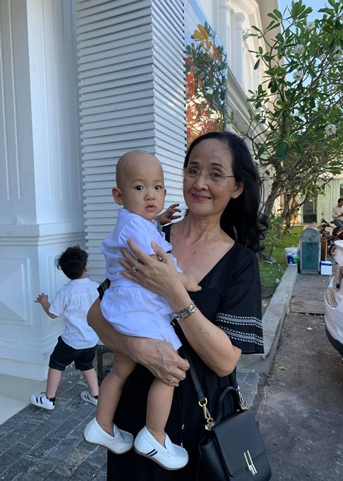 Thúy Diễm còn từng tiết lộ, khi bố mẹ chồng xem cô đóng vai Nhớ - người thứ ba trong “Cát đỏ”, cả hai luôn hỏi rằng: “Sao phim đó con cực quá vậy”.