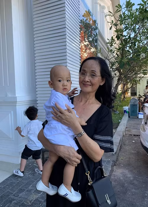 Thúy Diễm còn từng tiết lộ, khi bố mẹ chồng xem cô đóng vai Nhớ - người thứ ba trong “Cát đỏ”, cả hai luôn hỏi rằng: “Sao phim đó con cực quá vậy”.