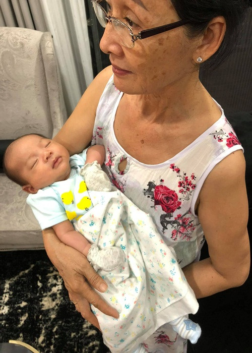 Thúy Diễm cũng đăng tải loạt ảnh mẹ chồng của cô chăm sóc bé Bảo Bảo - con trai của Thúy Diễm và Lương Thế Thành.