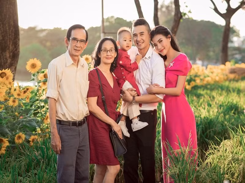 Ngoài cuộc sống làm dâu thoải mái, Thúy Diễm còn được ông xã chiều chuộng hết mực, từ thường xuyên tặng quà đến hỗ trợ cô chăm sóc con trai. Ảnh: Thời đại plus