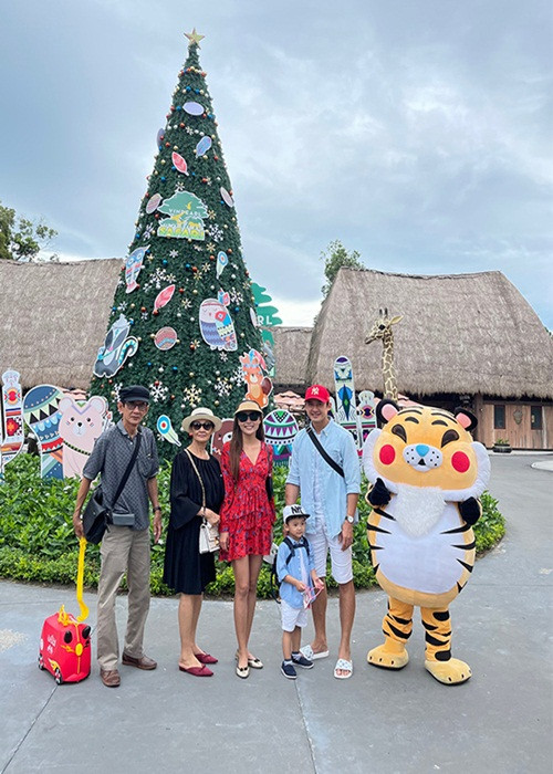 Thúy Diễm và Lương Thế Thành thường xuyên đưa bố mẹ cùng đi du lịch.