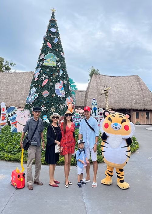 Thúy Diễm và Lương Thế Thành thường xuyên đưa bố mẹ cùng đi du lịch.