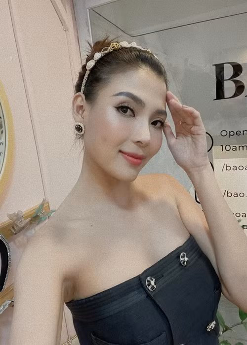 Với lợi thế vóc dáng như hiện tại, nữ diễn viên tự tin diện trang phục trễ vai, cúp ngực.