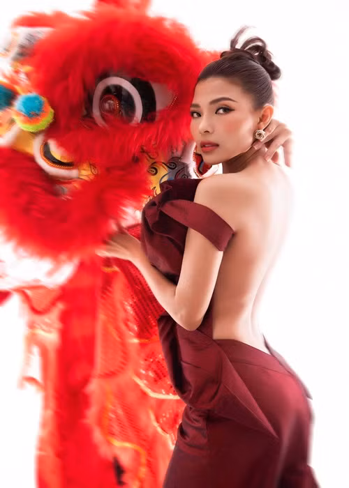 Bà xã của Lương Thế Thành ngày càng quyến rũ sau khi dao kéo.