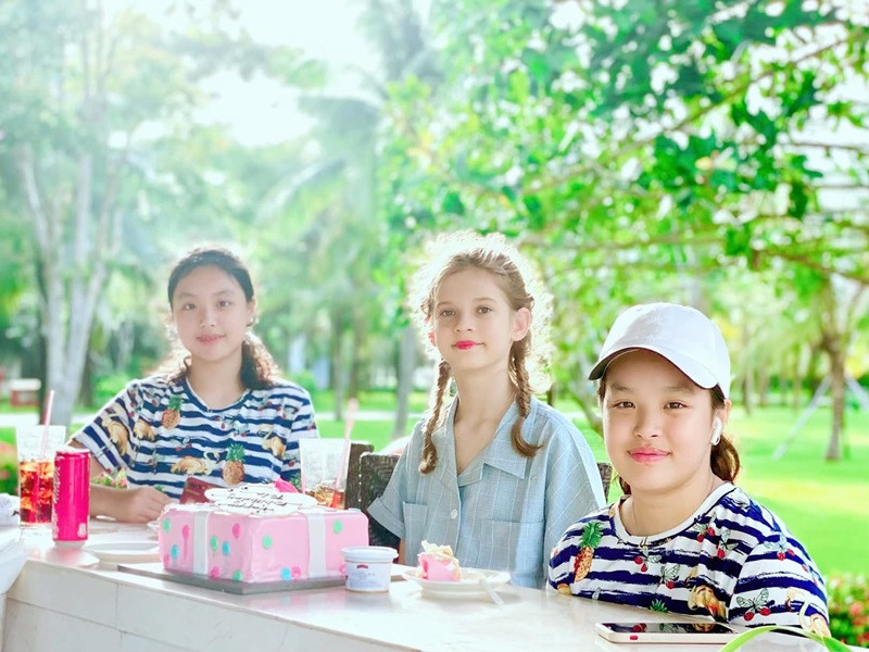 Suli và Suti có những người bạn nước ngoài khi ở Phú Quốc.