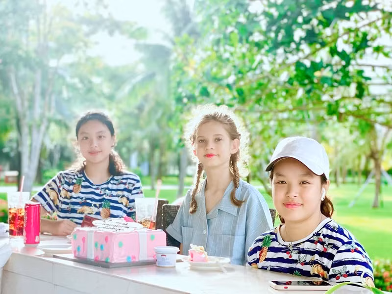 Suli và Suti có những người bạn nước ngoài khi ở Phú Quốc.