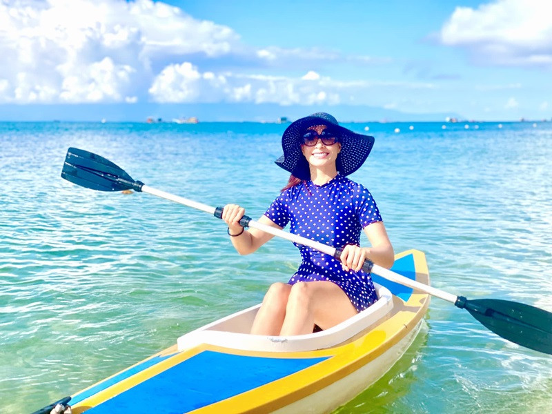 Thúy Hạnh bật mí trong thời gian ở Phú Quốc, nhạc sĩ Minh Khang sáng tác được 6 ca khúc mới và sẽ sớm hoàn thành.