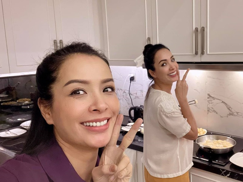 Đại gia đình Thúy Hạnh quyết định thuê 1 căn hộ, tự nấu ăn để tiết kiệm. Có hôm, nhạc sĩ Minh Khang thèm món lẩu gà rượu nếp, Thúy Hạnh tự ủ cơm rượu để chiều chồng. Theo Thúy Hạnh, sau gần 3 tháng, chi phí thuê khách sạn ngày càng cao.