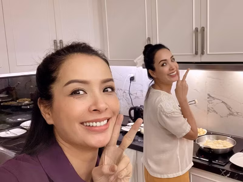 Đại gia đình Thúy Hạnh quyết định thuê 1 căn hộ, tự nấu ăn để tiết kiệm. Có hôm, nhạc sĩ Minh Khang thèm món lẩu gà rượu nếp, Thúy Hạnh tự ủ cơm rượu để chiều chồng. Theo Thúy Hạnh, sau gần 3 tháng, chi phí thuê khách sạn ngày càng cao.