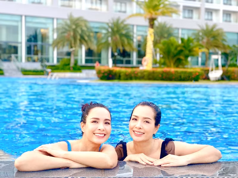 Ngoài thời gian chăm sóc gia đình, Thúy Hạnh tập luyện thể thao. Cô tập gym, đạp xe, bơi, đi bộ.