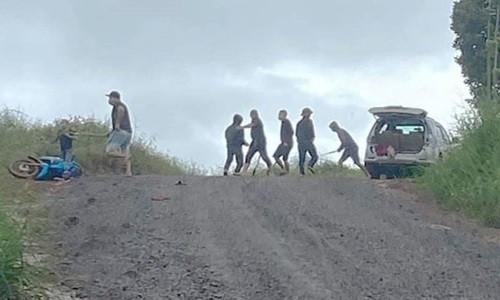 Nguoi dan ke viec bi hanh hung khi khong dong y gia den bu-Hinh-2