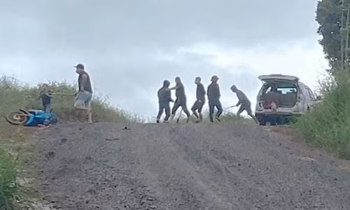 Nguoi dan ke viec bi hanh hung khi khong dong y gia den bu-Hinh-2