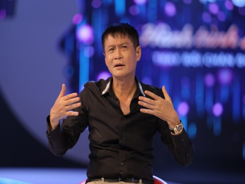 Lê Hoàng cho biết, vợ của anh còn là người không có cảm xúc khi người ta khen Lê Hoàng nổi tiếng. “Thậm chí khi đi nơi công cộng, thấy người ta chụp ảnh với tôi là vợ tôi né ra chỗ khác, chứ không đứng cạnh”, Lê Hoàng kể. Ảnh: Dân Việt