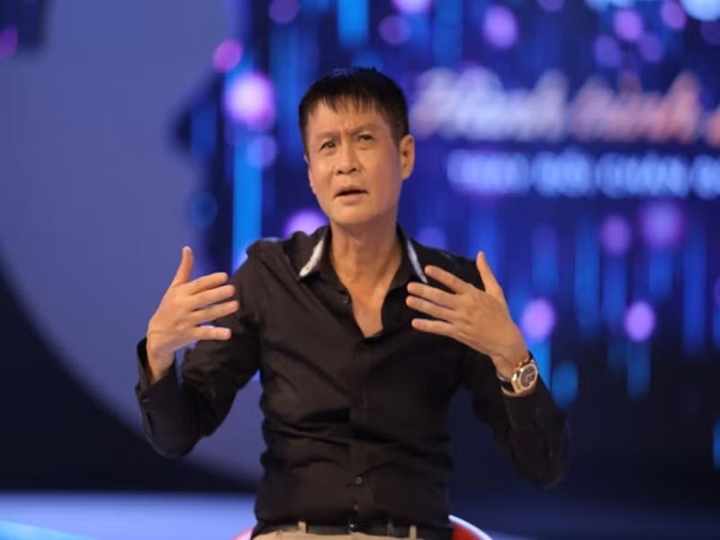 Lê Hoàng cho biết, vợ của anh còn là người không có cảm xúc khi người ta khen Lê Hoàng nổi tiếng. “Thậm chí khi đi nơi công cộng, thấy người ta chụp ảnh với tôi là vợ tôi né ra chỗ khác, chứ không đứng cạnh”, Lê Hoàng kể. Ảnh: Dân Việt