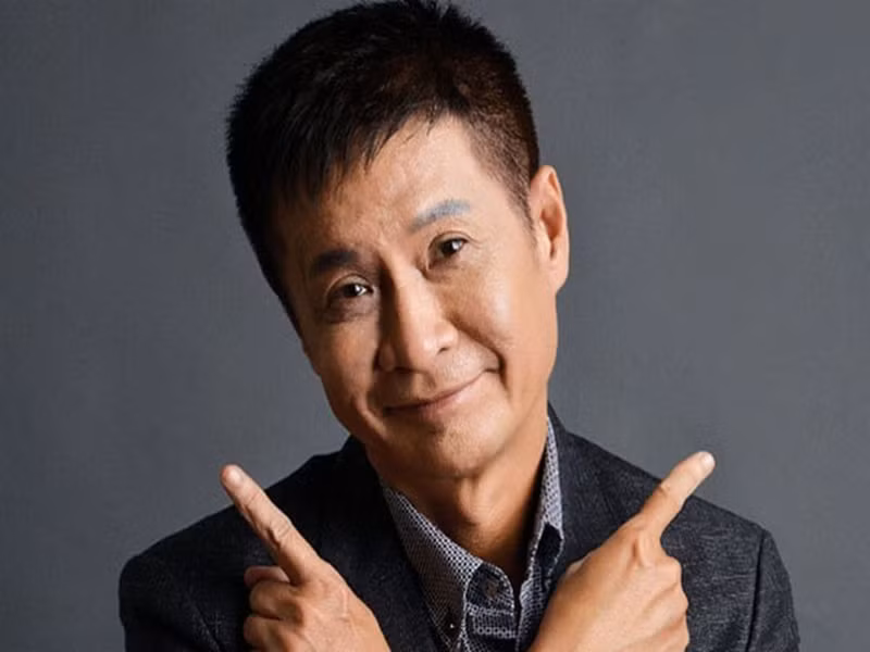 Bà xã giáo viên của Lê Hoàng cũng không bao giờ hỏi về công việc của chồng. “Kể cả bây giờ, tôi nhấc điện thoại gọi cô ấy bảo, anh đi Vũng Tàu nhé, mai về là cô ấy ừ rồi tắt máy. Không hỏi đi lúc nào, đi với ai, đi vì lý do gì, khi nào về”, anh cho biết. Ảnh: Vietnamnet