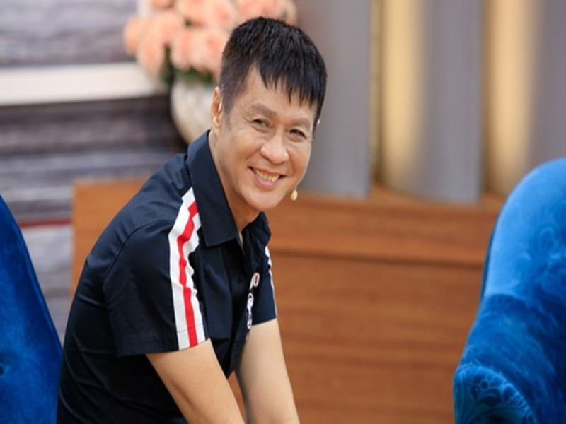 Bà xã của Lê Hoàng cũng không bận tâm đến những lời đồn thổi về chồng. Nam đạo diễn chia sẻ trên Gia đình và xã hội: “Ngay cả khi vợ nhìn thấy tôi tay trong tay với một cô gái khác, cô ấy vẫn sẽ mỉm cười và tự hào rằng chỉ có cô ấy mới chiếm được trái tim tôi. Vì cô ấy hiểu rằng: Tôi có thể diễn kịch với những cô gái khác nhưng không bao giờ diễn với cô ấy”. Ảnh: VTV