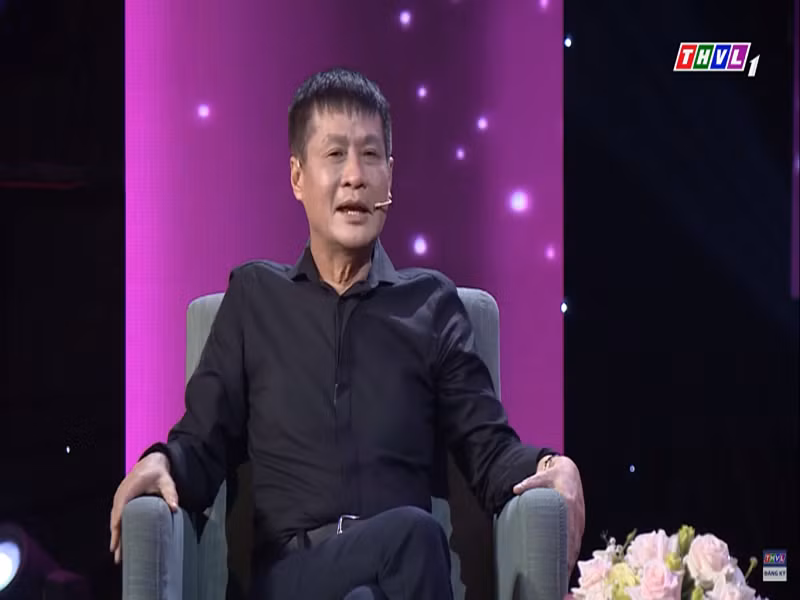 Thậm chí khi thấy vợ dành cả ngày nấu nướng, Lê Hoàng khuyên vợ nên xem phim, đọc sách, đi chơi. “Tôi nói thật. Vợ tôi ở nhà xem phim, đọc sách, đánh đàn piano”, nam đạo diễn phim “Gái nhảy” cho hay. Ảnh: Giao thông