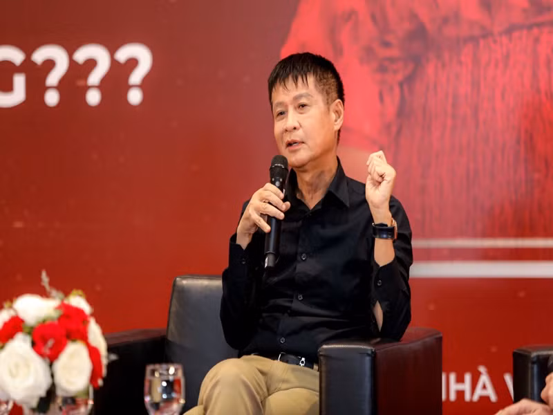 Vợ của Lê Hoàng dường như không phải lo toan cho những việc trong nhà vì Lê Hoàng là người đi chợ, đưa đón con đi học, đóng tiền điện. Ảnh: Saostar