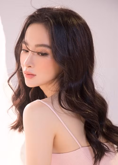 Câu chuyện học hành của Angela Phương Trinh từng gây xôn xao. Năm 2012, trong kỳ thi THPT, cô thảnh thơi đi chụp hình, dự sự kiện trong khi bạn bè cùng trang lứa miệt mài ôn tập. Trước sức ép từ dư luận, cô thừa nhận sinh năm 1995 chứ không phải 1994. Đến năm 2013, trong kỳ thi THPT, nữ diễn viên vẫn thản nhiên đi uống cà phê.