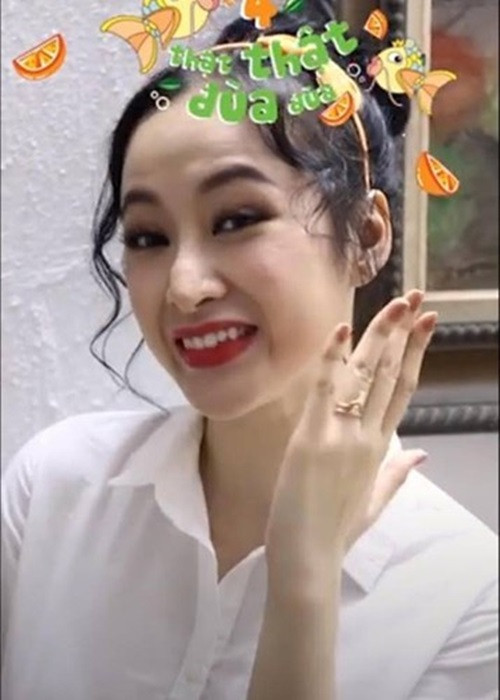 Angela Phương Trinh còn mất điểm khi nhiều lần ăn mặc phản cảm ở đời thường lẫn tại sự kiện. Ngoài ra, cô trở thành đề tài bàn tán vì thường xuyên vướng tin đồn dao kéo vòng ba, mũi.