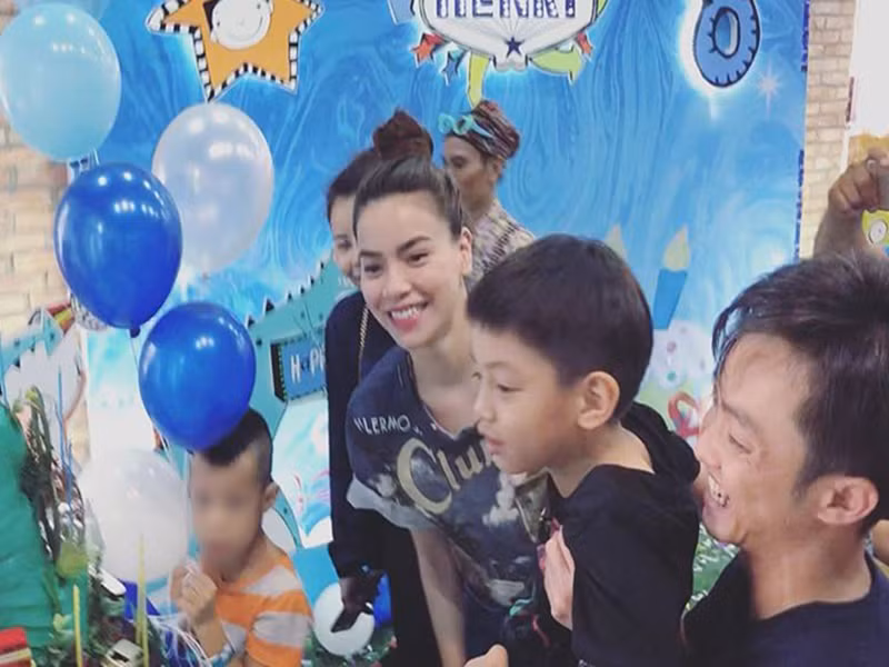 Sau này, khi đều có người mới, Hồ Ngọc Hà và Cường Đô la không còn xuất hiện chung song vẫn xem nhau như người thân. Ảnh: VOV