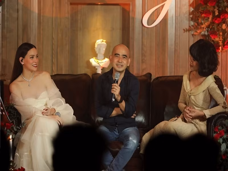 Năm 2017, Hồ Ngọc Hà chia sẻ về mối quan hệ với nhạc sĩ Đức Trí: "Khi mà bước qua những sự hận thù, bước qua những đau đớn thì bây giờ lại làm bạn với nhau. Và lâu lâu anh ấy vẫn hỏi thăm là em khỏe không. Em cũng trả lời là em rất khỏe và cám ơn anh thời đấy đã giúp cho em vững vàng như bây giờ. Bởi vì bây giờ Hà luôn luôn trân trọng nhạc sĩ Đức Trí. Thứ nhất anh là một người tài năng, rất giỏi, những bài hát của anh ai ai cũng đều yêu mến. Và hơn nữa anh là một người đàn anh trong nghề chỉ dẫn cho Hà rất nhiều từ những bước chân đầu tiên vào lĩnh vực ca hát”. Ảnh: Thế giới điện ảnh