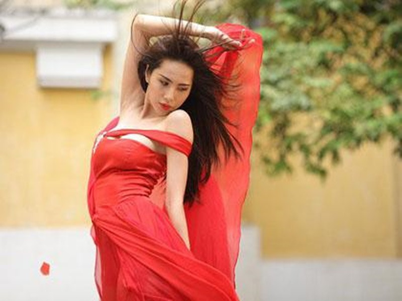 Năm 2011, Thủy Tiên bị chỉ trích phá hỏng sự tôn nghiêm của Bảo tàng Mỹ thuật TP.HCM khi quay MV "Em đã quên" tại đây. Trong clip, nữ ca sĩ diện váy ôm sát, có những động tác uốn éo và gợi cảm cạnh bức tượng thể hiện tình quân dân, sự đoàn kết đấu tranh. Trả lời về ồn ào, Thủy Tiên cho biết cô đã xin phép ban quản lý viện bảo tàng đồng ý cho ghi hình tại đây. Ảnh: Giáo dục Việt Nam