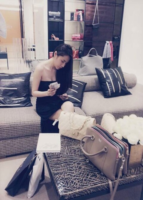 Một trong những ồn ào của Thủy Tiên trong quá khứ là khoe của. Năm 2014, cô đăng bức ảnh ngồi đếm tiền, xung quanh là các món đồ hàng hiệu kèm chú thích bị ném đá: “Hết tiền rồi, đi về ngủ thôi”. Ảnh: Zing