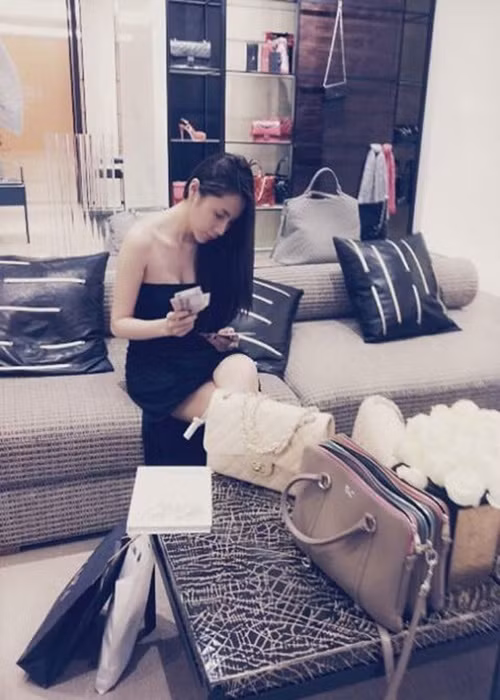 Một trong những ồn ào của Thủy Tiên trong quá khứ là khoe của. Năm 2014, cô đăng bức ảnh ngồi đếm tiền, xung quanh là các món đồ hàng hiệu kèm chú thích bị ném đá: “Hết tiền rồi, đi về ngủ thôi”. Ảnh: Zing