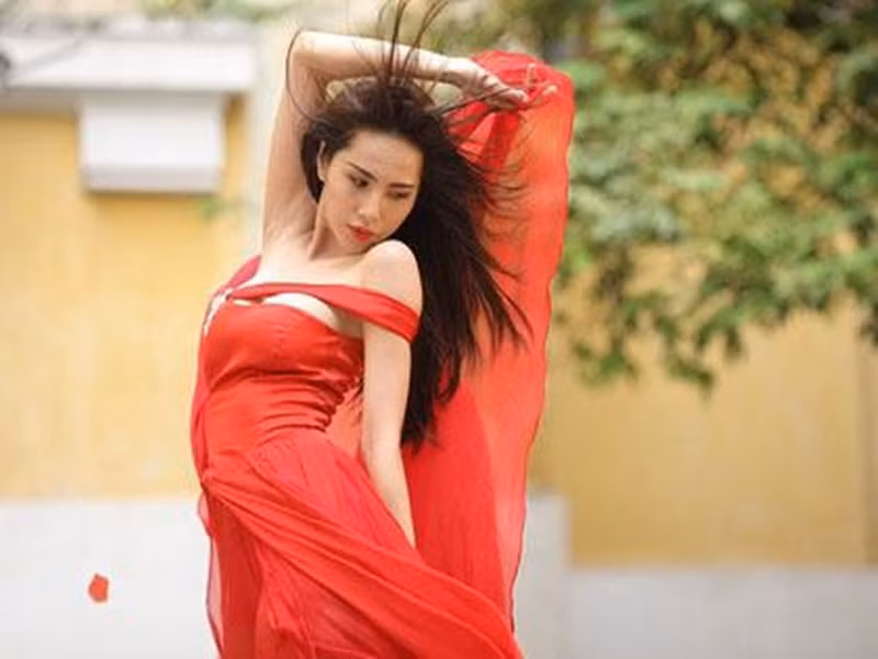 Năm 2011, Thủy Tiên bị chỉ trích phá hỏng sự tôn nghiêm của Bảo tàng Mỹ thuật TP.HCM khi quay MV "Em đã quên" tại đây. Trong clip, nữ ca sĩ diện váy ôm sát, có những động tác uốn éo và gợi cảm cạnh bức tượng thể hiện tình quân dân, sự đoàn kết đấu tranh. Trả lời về ồn ào, Thủy Tiên cho biết cô đã xin phép ban quản lý viện bảo tàng đồng ý cho ghi hình tại đây. Ảnh: Giáo dục Việt Nam