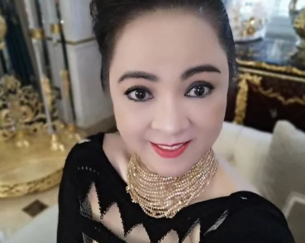 Cụ thể, đó là phong cách chụp ảnh selfie. Bà Phương Hằng luôn giữ một biểu cảm và hướng chụp không thay đổi ở mỗi bức ảnh.
